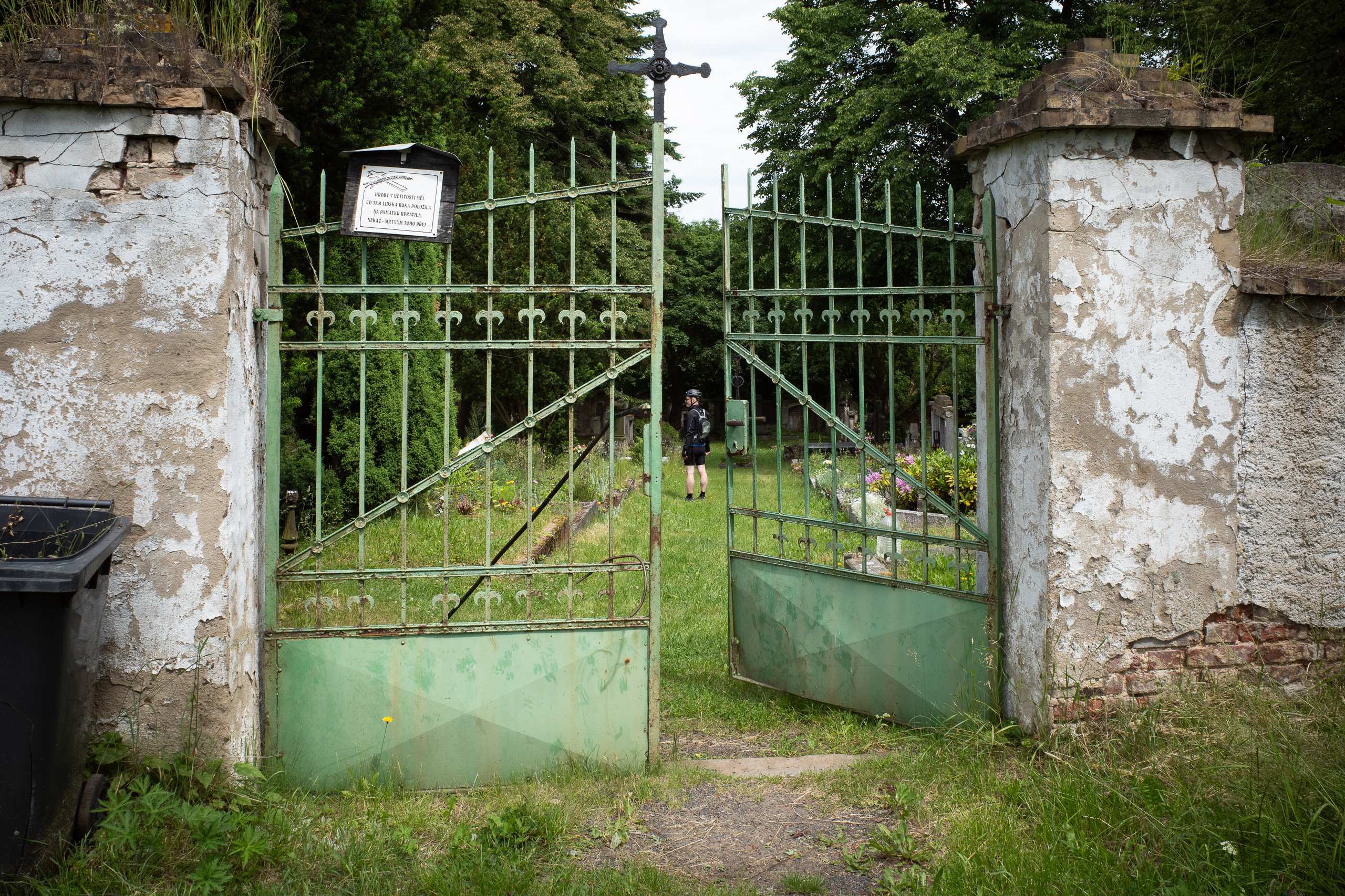 Friedhof in Proboštov – gepflegte tschechische Gräber neben verfallenen deutschen